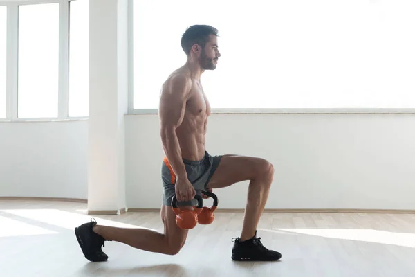 Jongeman Die Met Ketelbel Flexende Spieren Traint Muscular Athletic Bodybuilder — Stockfoto
