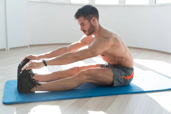 Muscular Man Stretches Floor Gym Flexing Muscles Muscular Athletic Bodybuilder — Stock Photo, Image