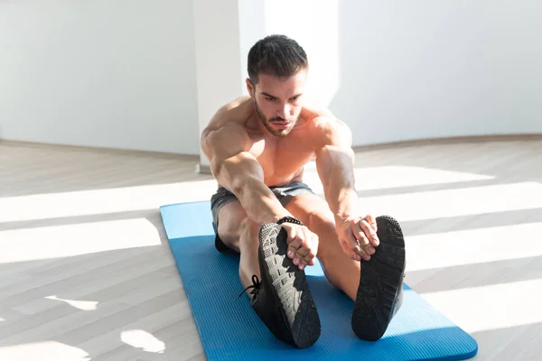 Gespierde Man Strekt Zich Uit Verdieping Een Sportschool Buigzame Spieren — Stockfoto