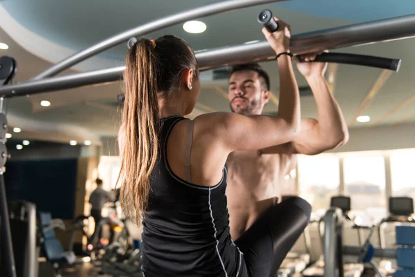 Genç Çift Pull Ups Spor Salonunda Barfiks Çekmek Egzersiz Yapıyor — Stok fotoğraf