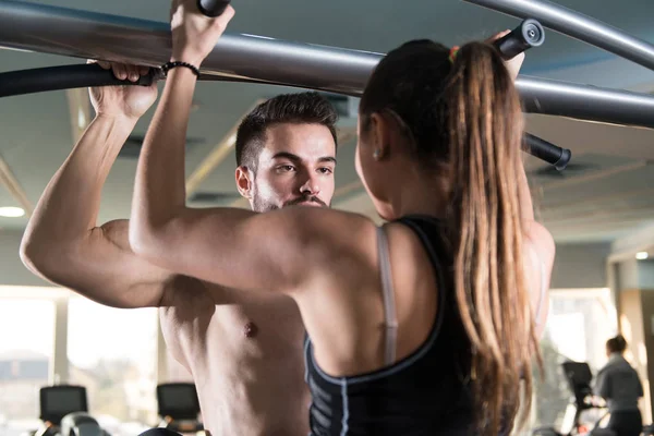 Junges Paar Beim Krafttraining Für Klimmzüge Oder Klimmzüge — Stockfoto