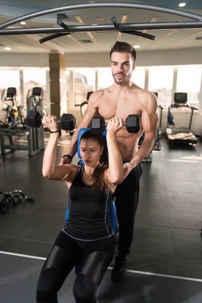 Personal Trainer Showing Young Woman How Train Shoulders Dumbbels Gym — Stock Photo, Image
