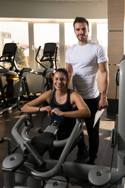 Oldukça Iyi Seyir Rahatlatıcı Veya Spor Salonunda Bekletme Kas Vücut — Stok fotoğraf