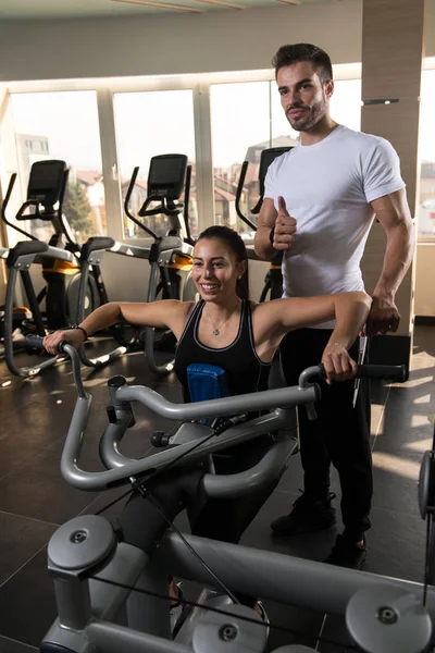 Kişisel Antrenör Genç Kadın Gösterilen Geri Spor Salonunda Tren Nasıl — Stok fotoğraf