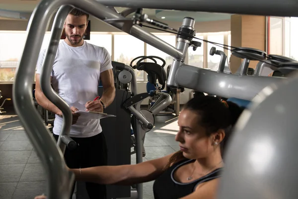 Personal Trainer Zeigt Jungen Frauen Wie Man Fitnessstudio Die Brust — Stockfoto