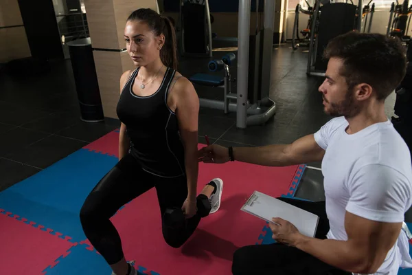 Jong Koppel Uit Werken Met Kettle Bell Een Donkere Gymnasium — Stockfoto