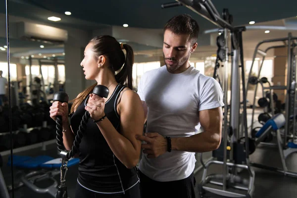 Personal Trainer Waarop Jonge Vrouw Hoe Trainen Van Biceps Sportschool — Stockfoto