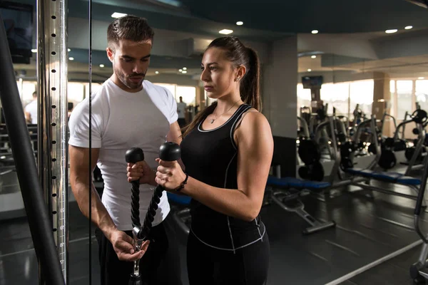 Kişisel Antrenör Genç Kadın Gösterilen Pazı Spor Salonunda Tren Nasıl — Stok fotoğraf