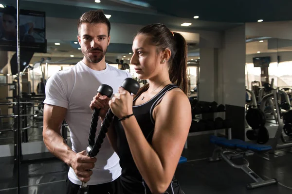 Personal Trainer Mostrando Jovem Mulher Como Treinar Bíceps Ginásio — Fotografia de Stock