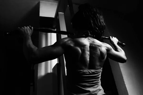 여자는 체육관에서 기계에 Flexing — 스톡 사진