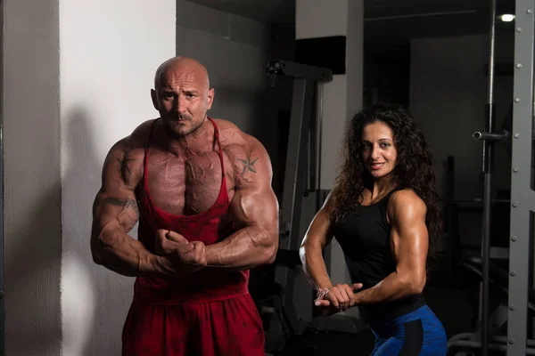 Porträt Eines Sexy Paares Fitnessstudio Mit Trainingsgeräten — Stockfoto