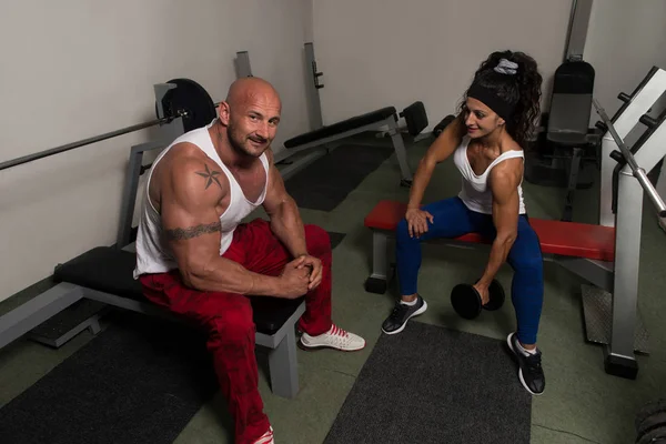 Pazı Egzersiz Donanımları Ile Spor Salonunda Için Dumbell Ile Çalışma — Stok fotoğraf