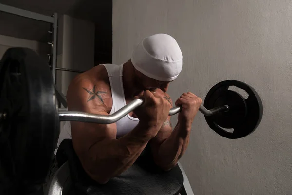 Kas Adam Spor Salonunda Halterli Kollar Için Ağır Ağırlık Egzersizi — Stok fotoğraf