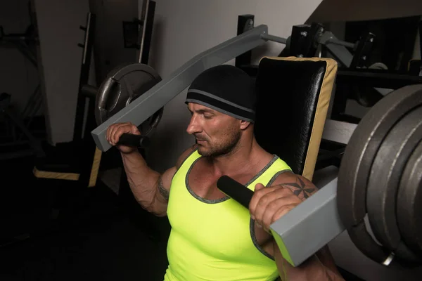 Handsome Athlete Doing Heavy Weight Exercise Shoulders Machine — Stock Photo, Image