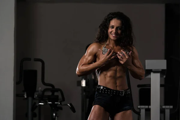 Jovem Mulher Forte Ginásio Músculos Flexantes Muscular Athletic Bodybuilder Fitness — Fotografia de Stock