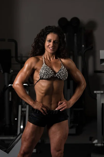 Młoda Kobieta Stojąc Strong Siłowni Wyginanie Mięśni Model Fitness Lekkoatletycznego — Zdjęcie stockowe