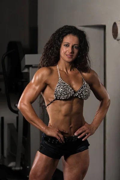 Jovem Mulher Forte Ginásio Músculos Flexantes Muscular Athletic Bodybuilder Fitness — Fotografia de Stock