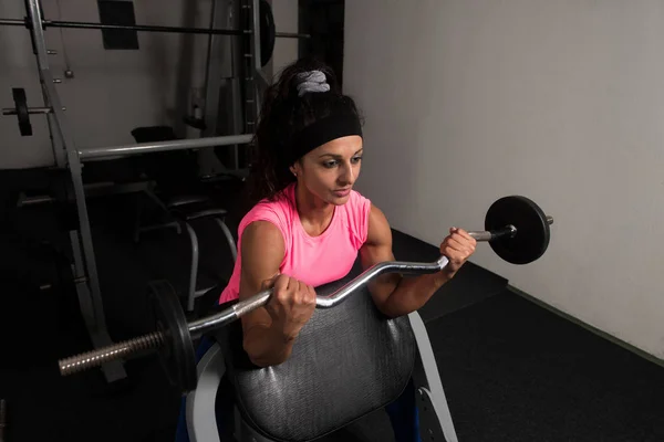 Vrouw Zwaar Gewicht Oefening Voor Biceps Met Barbell Sportschool Doet — Stockfoto