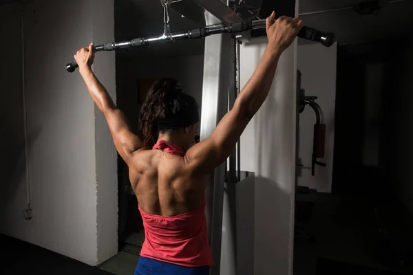 Young Woman Exercising Back Machine Gym Flexing Muscles Muscular Athletic — Stock Photo, Image