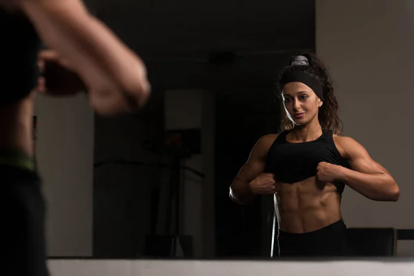 Retrato Uma Jovem Fisicamente Apto Mulher Mostrando Seu Corpo Bem — Fotografia de Stock