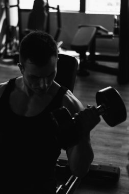 Sporcu Spor Salonunda Bisiklet Çalışıyor - Aptal Konsantrasyon Kıvrımları