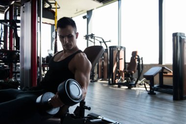 Spor salonunda bikini çalışan adam - Aptal konsantrasyon kıvrımları