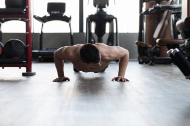 Genç Model yapıyor Push Ups vücut geliştirme eğitim bir parçası olarak