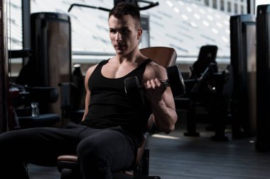 Spor salonunda bikini çalışan adam - Aptal konsantrasyon kıvrımları