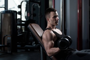 Sporcu Spor Salonunda Bisiklet Çalışıyor - Aptal Konsantrasyon Kıvrımları