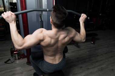 Makinanın Geri Dönüşü İçin Ağır Ağırlık Egzersizi Yapan Yakışıklı Sporcu