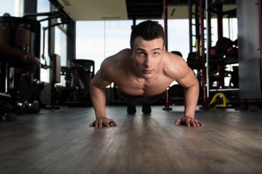 Genç Model yapıyor Push Ups vücut geliştirme eğitim bir parçası olarak
