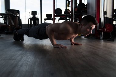 Genç Model yapıyor Push Ups vücut geliştirme eğitim bir parçası olarak