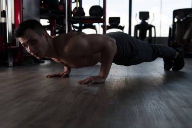 Push-Up vücut geliştirme eğitim bir parçası olarak yapıyor atlet