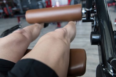 Bacak egzersizleri-bacak makine içinde jimnastik salonu ile yapan erkek kapatın