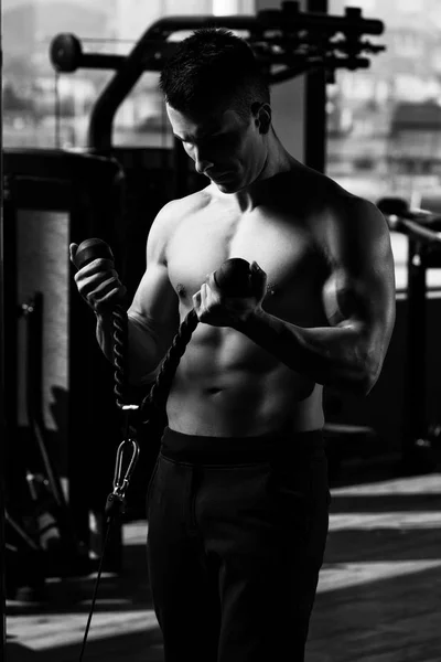 Hombre Gimnasio Haciendo Ejercicio Sus Bíceps Máquina Con Cable Gimnasio — Foto de Stock