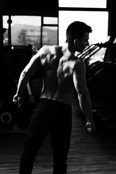 Όμορφος Νεαρός Άνδρας Στέκεται Ισχυρή Στο Γυμναστήριο Και Κάμψη Των — Φωτογραφία Αρχείου
