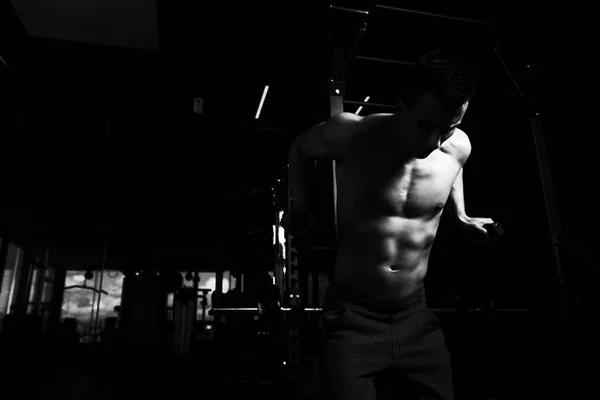 Gespierde Fitness Bodybuilder Zwaar Gewicht Oefening Voor Triceps Borst Parallelle — Stockfoto