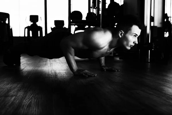 Atleta Fazendo Push Como Parte Treinamento Musculação — Fotografia de Stock