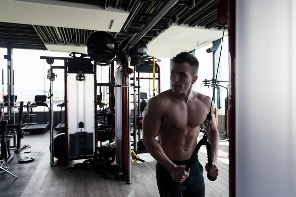 Muscular Jovem Fisiculturista Fazendo Exercício Peso Pesado Para Tríceps Máquina — Fotografia de Stock