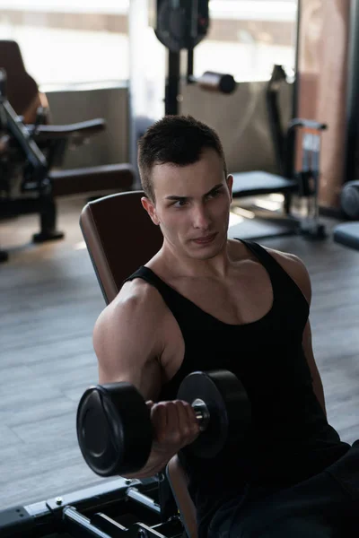 Man Tränar Biceps Ett Gym Hantel Koncentration Lockar — Stockfoto