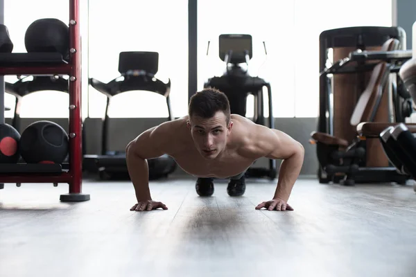 Atleta Haciendo Push Como Parte Del Entrenamiento Culturismo — Foto de Stock