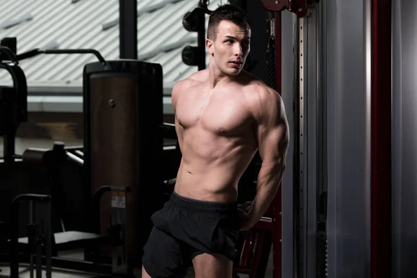 Beau Jeune Homme Debout Fort Dans Gymnase Les Muscles Flexibles — Photo