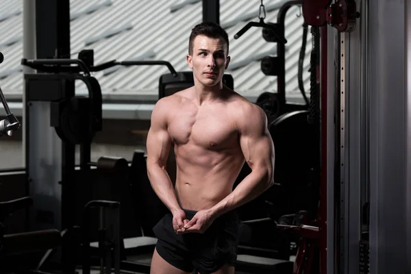 Hombre Joven Pie Fuerte Gimnasio Músculos Flexionantes Muscular Atlético Culturista —  Fotos de Stock