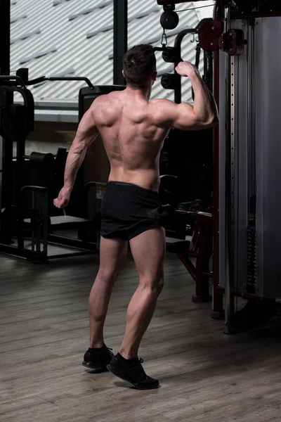 Hombre Joven Guapo Pie Fuerte Gimnasio Músculos Flexión Muscular Atlético — Foto de Stock