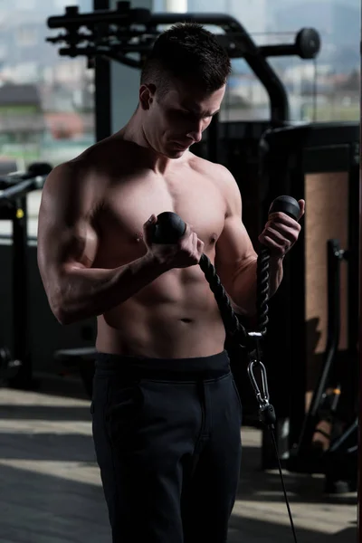 Hombre Gimnasio Haciendo Ejercicio Sus Bíceps Máquina Con Cable Gimnasio —  Fotos de Stock