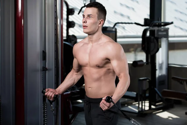 Hombre Gimnasio Haciendo Ejercicio Sus Bíceps Máquina Con Cable Gimnasio —  Fotos de Stock