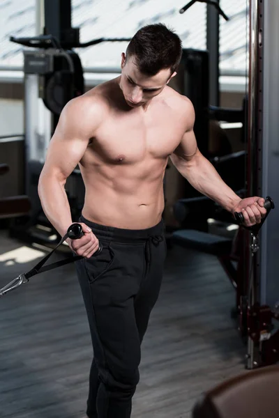 Muscular Fitness Bodybuilder Wykonywanie Ciężkich Ćwiczeń Bicepsy Maszynie Kablem Siłowni — Zdjęcie stockowe