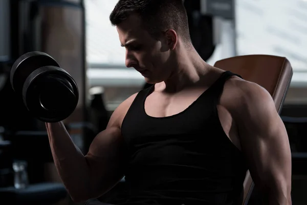 Man Werkt Uit Biceps Een Fitnessruimte Dumbbell Concentratie Krullen — Stockfoto