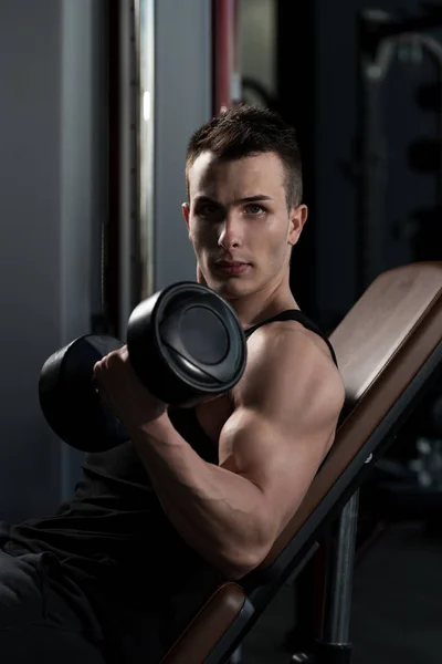 Hombre Ejercitando Bíceps Gimnasio Dumbbell Concentration Curls — Foto de Stock