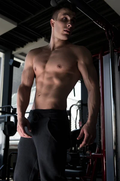 Молодой Человек Стоит Крепко Тренажерном Зале Сгибание Мышц Мускулистый Атлетический — стоковое фото